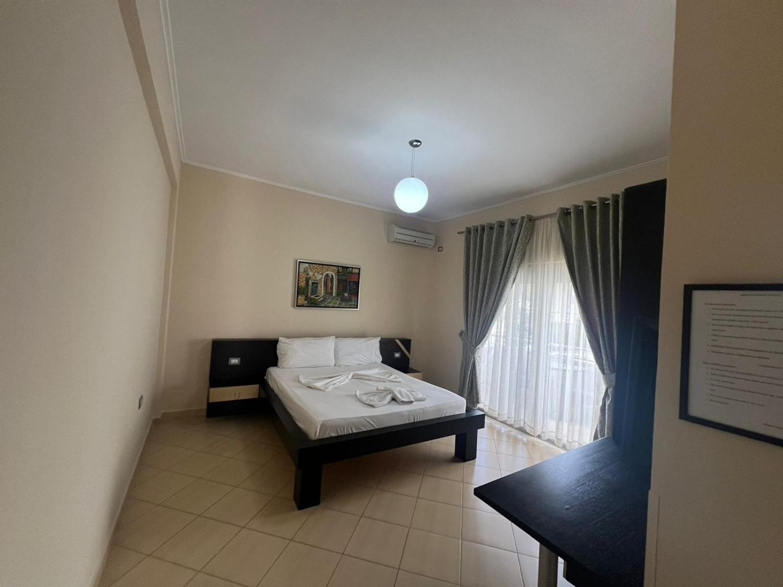 La Luna Hotel Ksamil Esterno foto